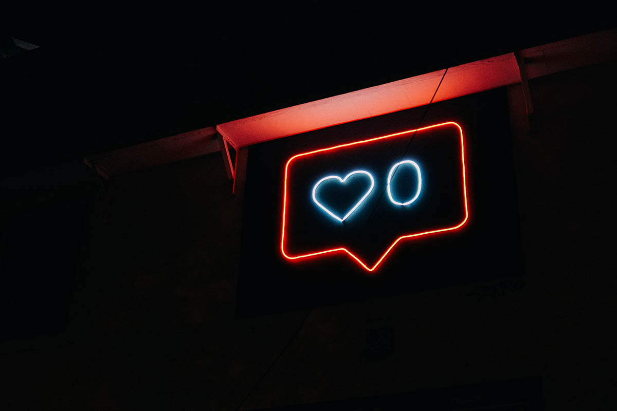 Neon sign with a speech bubble that has a heart in it